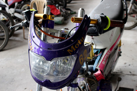 Đầu xe có hình dáng như.... con cào cào. Ảnh: LÊ THOA