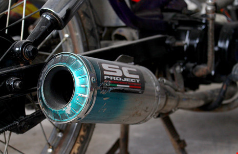 Chiếc pô to được gắn vào để các tay đua thả sức nẹt pô.