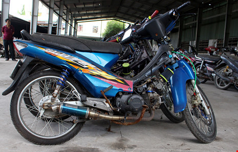 Các tay đua cũng không ngại chế "ngựa chiến" từ những chiếc xe wave, dream cũ. Ảnh: LÊ THOA