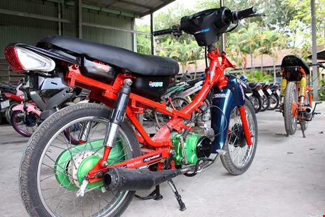 Một chiếc Wave được chế khá kỹ, sơn sửa nhiều màu sắc bắt mắt. Ảnh: LÊ THOA