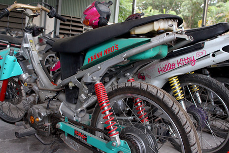 Ngoài ra, còn dán thêm nhiều chữ: Hello Kitty, Khánh Nho's. Riêng chiếc xe màu xanh, không khó để hiểu chủ nhân của xe này có biệt danh: Khánh nhóc. Ảnh: LÊ THOA