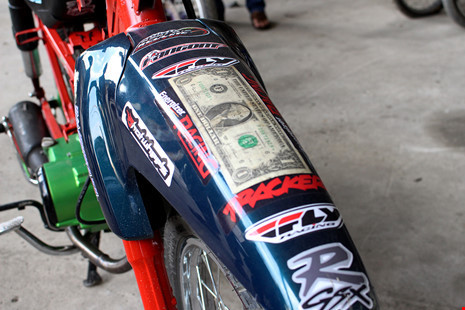 Và thêm một tờ tiền đô nữa trên thân xe. Ảnh: LÊ THOA