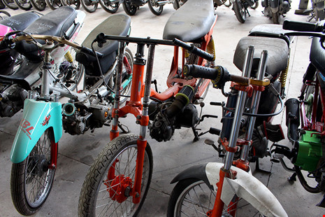 Nhiều xe chỉ còn trơ lại bộ khung xương với hình dáng giống như.... xe đạp. Ảnh: LÊ THOA