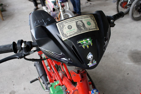 Chủ nhân còn dán cả tờ tiền đô lên đầu xe. Ảnh: LÊ THOA