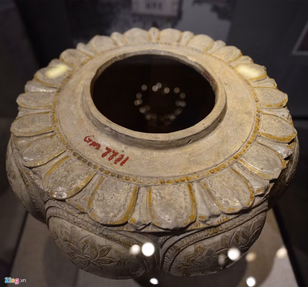 Thống gốm hoa nâu có từ thời Trần, thế kỷ 13 - 14. Kích thước cao 57 cm, đường kính miệng 35 cm, đường kính đáy 34 cm. Bảo vật này được phát hiện ở Đền Trần, Nam Định, năm 1972. Thống gốm hoa nâu là một tác phẩm độc đáo hoàn hảo nhất so với những đồ gốm được phát hiện cùng thời kỳ.