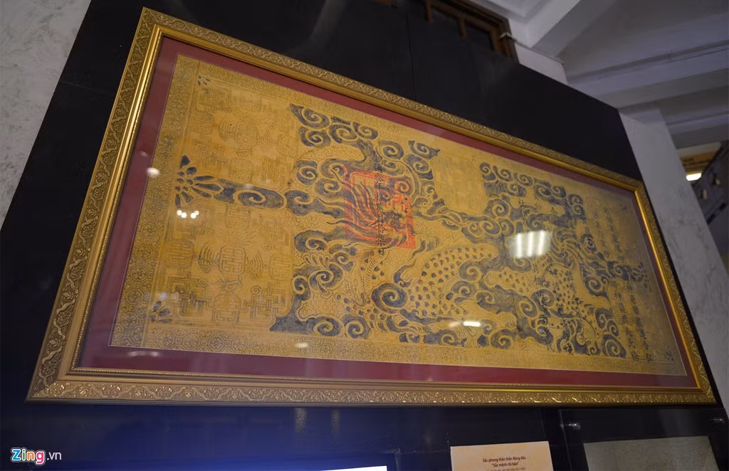 Sắc phong thần thần đóng dấu "Sắc mệnh chi bảo" được làm vào năm 1850 (thời vua Tự Đức). Sắc phong phong tặng mỹ hiệu cho Diệu Vận Linh thần hoá tôn thần, thành hoàng làng xã An Vĩ, Đông An (nay là Khoái Châu, Hưng Yên).