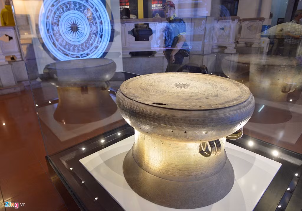 Trống Hoàng Hạ phát hiện tại xóm Nội Thôn, làng Hoàng Hạ, huyện Phú Xuyên, tỉnh Hà Sơn Bình (nay là Hà Nội). Trống đồng Hoàng Hạ là loại trống H1 điển hình, kiểu dáng, đề tài hoa văn trang trí độc đáo còn khá nguyên vẹn.