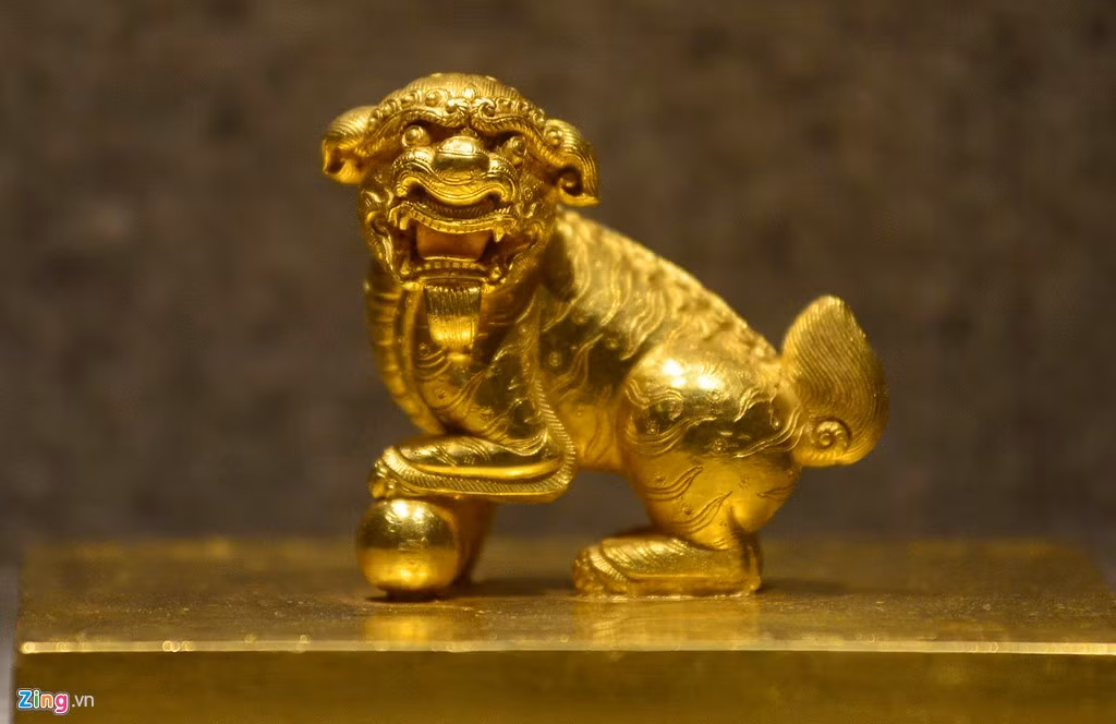 Đại Việt quốc Nguyễn chúa vĩnh trấn chi bảo được làm từ vàng có niên đại thời Lê Trung Hưng, niên hiệu Vĩnh Thịnh thứ 5 (1709). Ấn cao 6,3 cm, dày 1,10 cm, cạnh 10,84 cm x 10,84 cm.