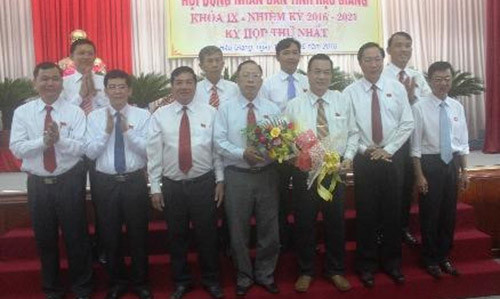 Các thành viên UBND tỉnh Hậu Giang nhiệm kỳ mới ra mắt đại biểu. Ảnh: GIA TUỆ
