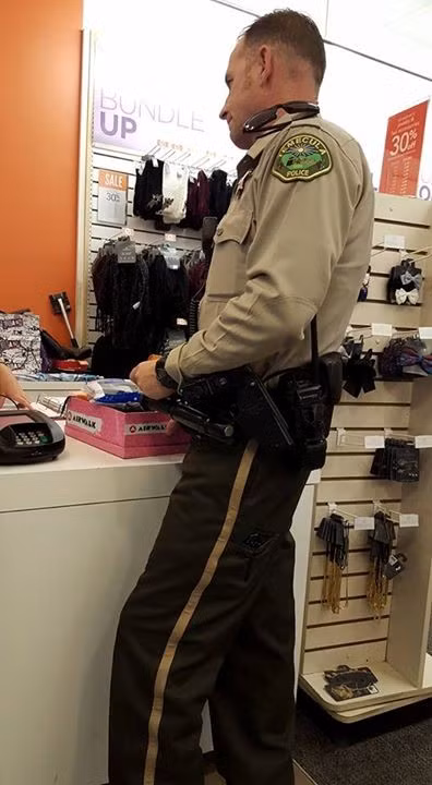 Cảnh sát Pierson mua giày cho cô gái vô gia cư.