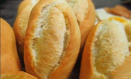 Nhan biet banh mi chua chat phu gia gay ung thu