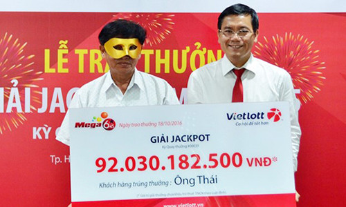 Phó tổng Giám đốc Vietlott Nguyễn Thanh Đạm trao giải Jackpot cho ông Thái. Ảnh: Vietlott.