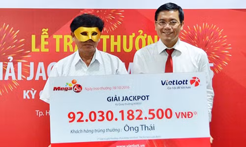 Phó tổng Giám đốc Vietlott Nguyễn Thanh Đạm trao giải Jackpot cho ông Thái. Ảnh: Vietlott.