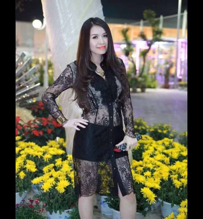 Ca sĩ, á hậu Quế Vân cũng từng mắc lỗi chọn trang phục với một chiếc váy xuyên thấu.