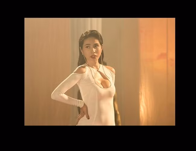 Đặc biệt, chiếc váy táo bạo với phần cắt khoét sâu ở hông lập tức trở thành tâm điểm chú ý của dư luận.