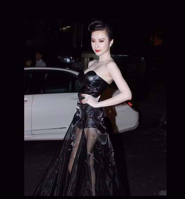 Thời gian gần đây, dù vẫn không ngừng sexy, Angela Phương Trinh đã có sự chuyển biến rõ rệt, thanh lịch hơn nhiều trong phong cách.