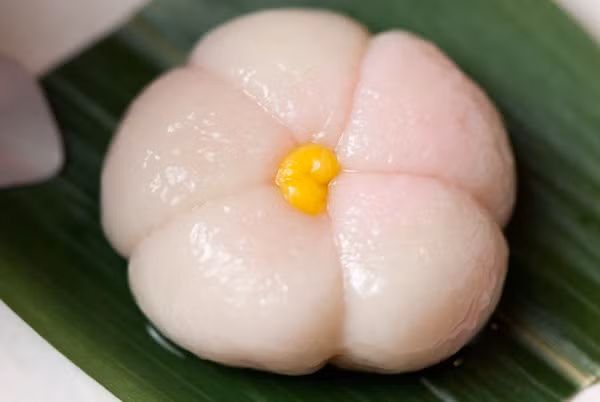 5. Nama-fu: Cũng giống như đậu phụ, làm nama-fu cần rất nhiều nước sạch. Món ăn này thường có hình lá phong và hoa anh đào, thường được dùng trang trí trong bữa ăn. Món này được làm từ bột mì trộn lẫn bột gạo, dai và hầu như không có vị, nhưng khi kết hợp với các loại rau và gia vị khác lại rất ngon. Các thực khách ăn chay có thể ăn nama-fu vừng đen thay vì thịt gà hay thịt heo. Ảnh: Starchefs.