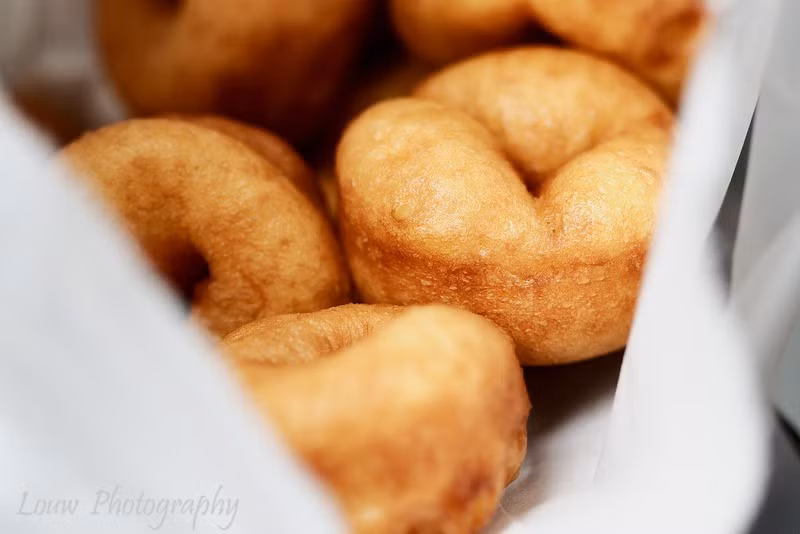 7. Doughnut sữa đậu nành: Quầy doughnut Tohnyu ở chợ Nishiki nổi tiếng với món doughnut sữa đậu nành. Mỗi suất gồm 10 chiếc doughnut nóng hổi. Bánh thường có kết cấu và hương vị khá giống bánh funnel và ăn rất nhẹ bụng. Người thích ngọt có thể chọn loại bọc đường nâu, chocolate hoặc caramel. Ảnh:Louwphotography.