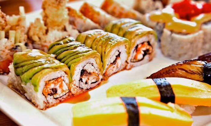 6. Sushi kiểu Kyoto: Là thành phố không gần biển, món sushi truyền thống của Kyoto thường được làm với cá được bảo quản. Một trong những món sushi phổ biến nhất là sabazushi, được làm bằng cá thu ngâm cuộn cơm rồi bọc trong rong biển kombu. Món sushi Hakozushi được làm từ cơm, lươn hoặc cá thu trong một hộp gỗ hình chữ nhật rồi cắt thành những miếng nhỏ. Quán Izuju ở Gion, đối diện đền Yasaka phục vụ cả 2 món này đã hơn một thế kỷ. Ảnh: Groupon.