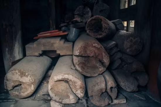 Trải qua sự khắc nghiệt của thời gian và ảnh hưởng của thời kỳ chiến tranh, nhiều cây cột, kèo trong ngôi nhà đã bị hư hại nặng. Phần mái gỗ nhiều chỗ bị hỏng, bị mọt, có chỗ được chắp vá tạm thời, trời mưa vẫn bị dột.