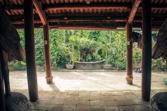 Phía trước là vườn cây và hòn non bộ phong thủy như tấm bình phong để yểm tà và tạo cho cảnh quan cảm giác an bình, thoát tục.