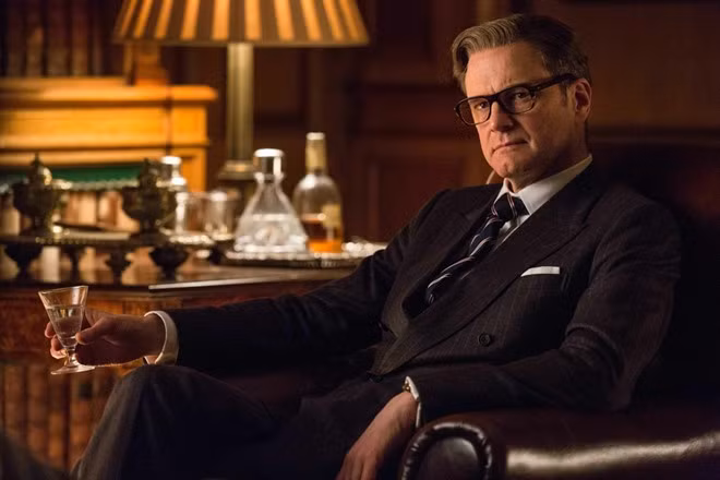 Harry Hart (Colin Firth) trong Kingsman: The Secret Service (2015): Một phần không nhỏ thành công hồi đầu năm của tác phẩm mang đề tài điệp viên đến từ màn trình diễn xuất sắc của tài tử kỳ cựu nước Anh. Colin Firth vẫn rất phong độ và cuốn hút trong bộ suit sang trọng khi sắm vai Harry Hart, người dìu dắt chàng thanh niên ngỗ ngược Eggsy trở thành tân binh cho tổ chức Kingsman.