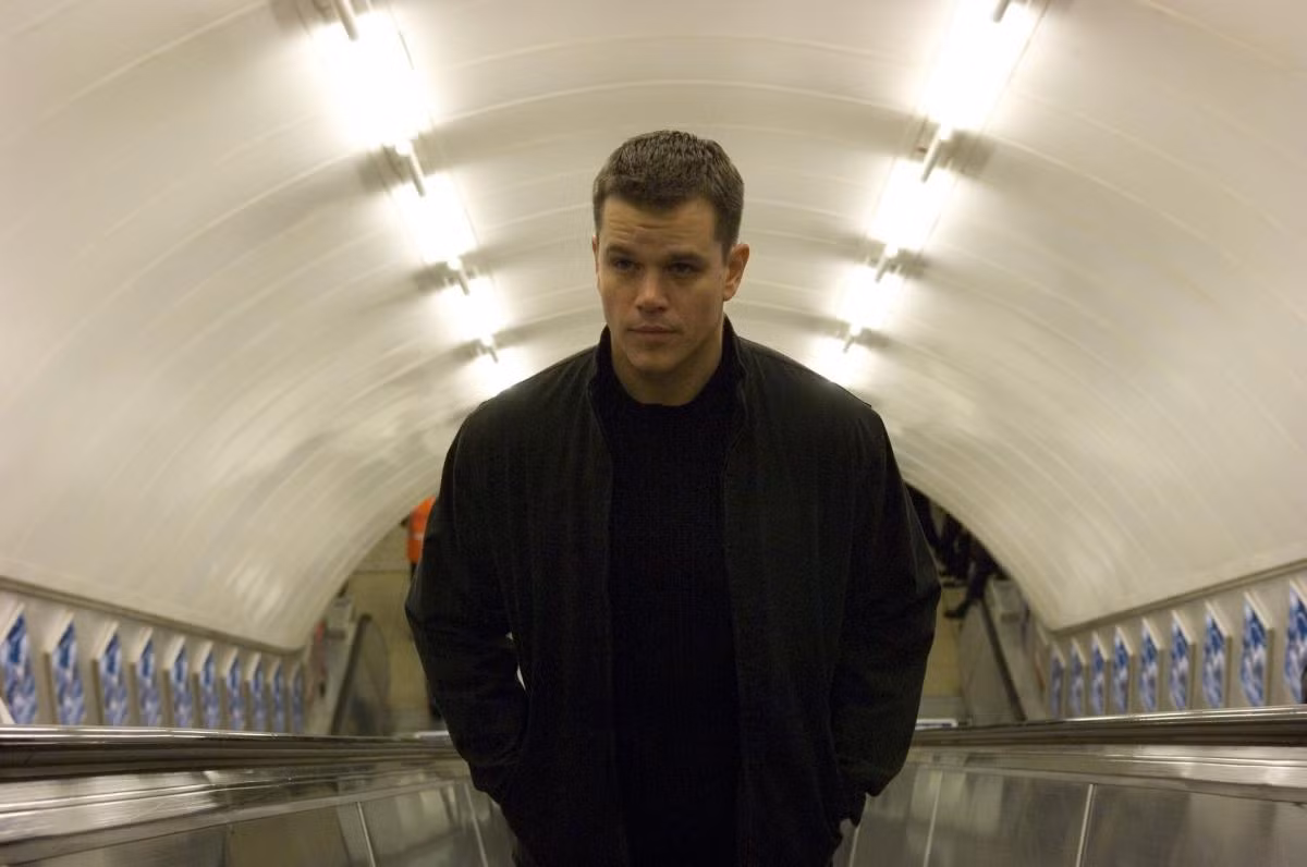 Jason Bourne (Matt Damon) trong loạt Bourne (2002 - nay): Matt Damon không phải là mẫu đàn ông đẹp trai nổi bật, nhưng con người anh luôn toát ra sức hút của sự chín chắn, rất thích hợp với Jason Bourne. Nhân vật là một điệp viên điển trai thuộc chương trình bí mật của CIA, bị tẩy não để trở thành tay sai và thực hiện các phi vụ bẩn. Nhưng sau thất bại duy nhất, Bourne bị các “đồng nghiệp” sát hại. May mắn thoát chết, anh lên đường tìm lại ký ức và vạch trần những sai trái của CIA.