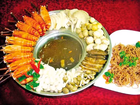 Lẩu mắm U Minh: Lẩu mắm là một trong những món ăn dân dã không thể thiếu của người dân Nam Bộ. Nguyên liệu chính để làm nên nồi lẩu mắm ngon là các loại mắm. Lẩu mắm của người Việt thường ăn với rất nhiều nhiều loài cá và rau đồng chỉ có ở vùng đất U Minh.