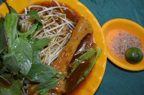 Bánh tằm gà cay: Người Cà Mau kết hợp món bánh tằm với cà ri gà thành một món ăn đặc trưng của miền đất phương nam này.