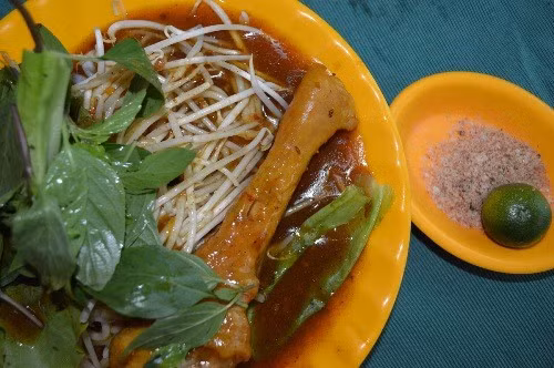 Bánh tằm gà cay: Người Cà Mau kết hợp món bánh tằm với cà ri gà thành một món ăn đặc trưng của miền đất phương nam này.