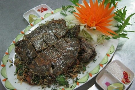 Rùa rang muối: Món rùa rang muối được xem là đặc sản Cà Mau hiện rất khó tìm. Rùa là một loại động vật hoang dã có rất nhiều ở vùng rừng ngập mặn mũi.