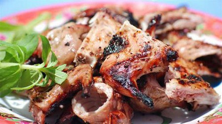 Chuột đồng chiên sả ớt: Các món ăn từ chuột đồng là món đặc sản Cà Mau nổi tiếng . Món ăn dân dã này được chế biến thành nhiều món khác nhau và một trong những kiểu chế biến ngon nhất là chiên sả ớt.