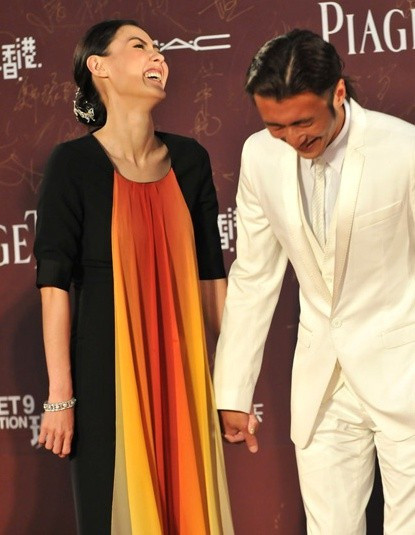 Trên thảm đỏ lễ trao giải Kim Tượng, Tạ Đình Phong và Trương Bá Chi tay trong tay hạnh phúc trước sự trầm trồ của khán giả. Tuy nhiên, chỉ sau đó vài tuần, họ tuyên bố chia tay. Màn kịch âu yếm trên thảm đỏ chỉ là vở kịch vụng về đánh lừa truyền thông.