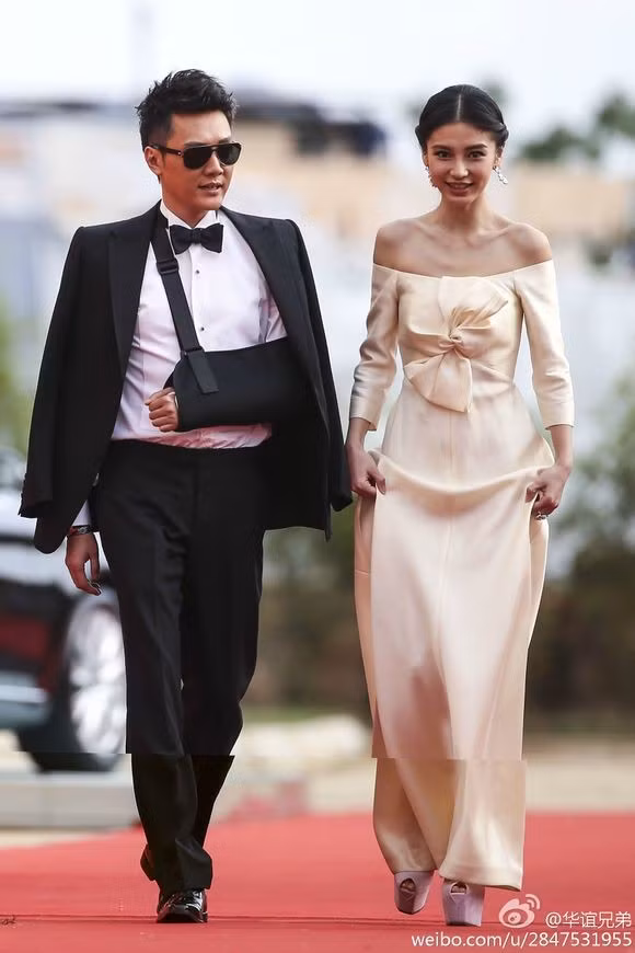 Trên thảm đỏ Hoa Nghị năm 2014, Phùng Thiệu Phong xuất hiện bên Angelababy với một bên tay bị thương. Đây là khoảnh khắc hiếm có tại các sự kiện lớn và Phùng Thiệu Phong cũng là sao nam duy nhất đến giờ vui vẻ tạo dáng dù bị thương. Vì thế, đi cùng mỹ nhân nhưng anh diễn cảnh "thân ai người nấy lo".