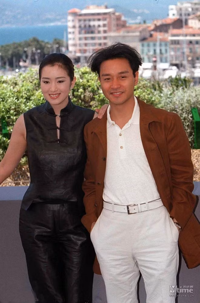 Hình ảnh Củng Lợi bên Trương Quốc Vinh tại Cannes năm 1996 khi họ tay trong tay quảng bá phim Phong nguyệt của Trần Khải Ca. Đây là sự kiện hiếm hoi Trương Quốc Vinh có mặt tại LHP tầm cỡ. Năm 2003, tài tử qua đời sau khi nhảy từ tầng cao một khách sạn. Hình ảnh năm ấy đã trở thành ký ức không thể phai nhòa.