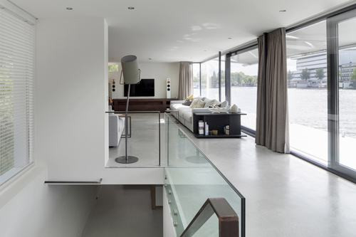 Ba màn hình mặt trời lớn được tích hợp vào các cạnh của mái nhà bằng phẳng, có thể mở và đóng tự động.