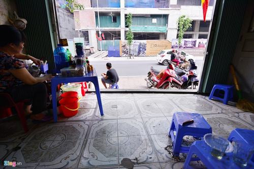 Những ngôi nhà có mặt tiền 3 m nhưng sâu chưa đầy 1 m được dựng lên để kinh doanh.