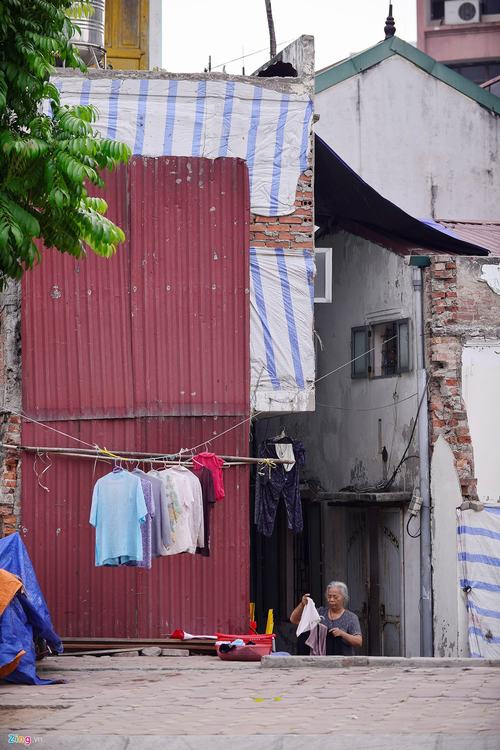 Thậm chí xuất hiện ngôi nhà diện tích chưa đầy 10 m2, quây tạm bằng tôn nhô ra vỉa hè, khá mất mỹ quan đô thị.