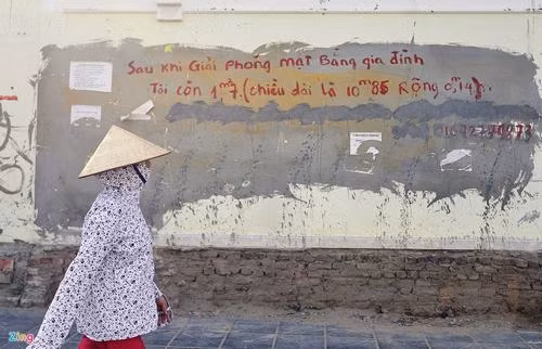 Có ngôi nhà sau khi giải tỏa chỉ còn lại một bức tường và được rao bán bởi sau khi giải phóng mặt bằng, mảnh đất này chỉ còn có bề rộng 0,14 m, dài hơn 10 m.