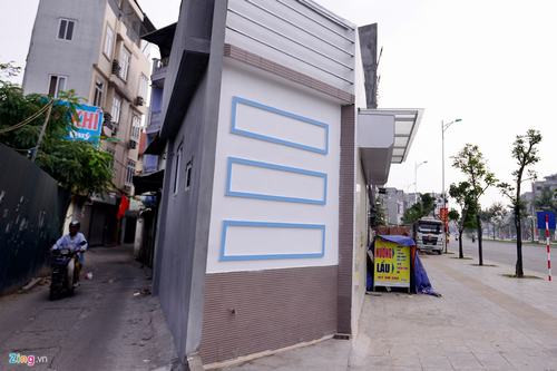 Khi tuyến đường hoàn thiện, nhiều công trình hình dáng khác thường cũng mọc lên.