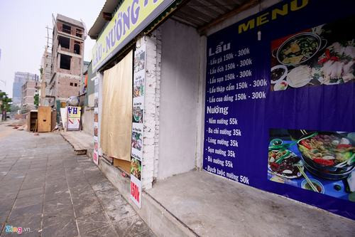 Một quán ăn tận dụng mặt tiền dài 2 m của ngôi nhà chưa bị phá dỡ để kinh doanh.