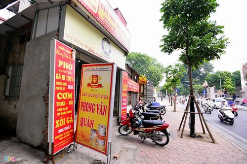 Nhiều hộ dân cải tạo những ngôi nhà tạm bợ này để sinh sống và buôn bán.