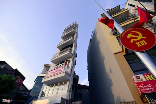 Một số ngôi nhà kỳ dị xuất hiện. Trong ảnh là căn nhà 6 tầng ở đầu phố (hướng Sơn Tây - Trần Phú).