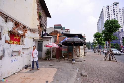 Thậm chí, có hàng chục ngôi nhà được tháo dỡ, đập bỏ dở dang hoặc quây tôn tạm bợ.