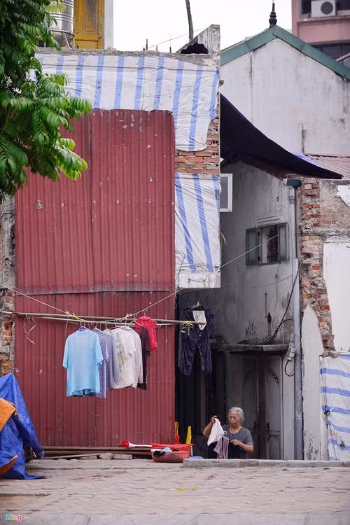 Thậm chí xuất hiện ngôi nhà diện tích chưa đầy 10 m2, quây tạm bằng tôn nhô ra vỉa hè, khá mất mỹ quan đô thị.