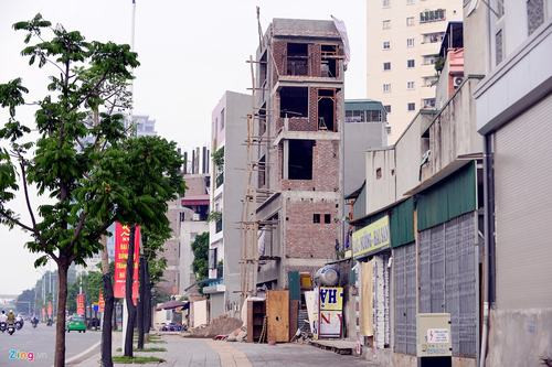 Ngay đầu đường Cầu Giấy - Nguyễn Văn Huyên, nhiều ngôi nhà đang xây dựng từ 4 đến 5 tầng nhưng chỉ dài và sâu từ 2 - 3 m.