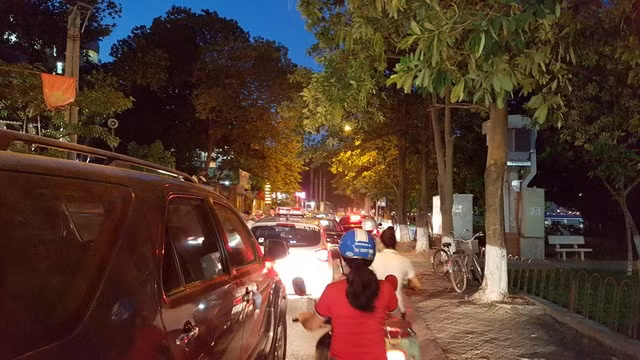 Một số đoạn, toàn bộ vỉa hè đều bị lấn chiếm để kinh doanh quán ăn. Một bên thì để xe, một bên thì nhân viên dựng ghế ngồi mời khách. Tuyến đường luôn ách tắc giao thông mà một phần nguyên nhân là vỉa hè bị lấn chiếm, tình trạng mời mọc, chèo kéo khách của nhân viên các cửa hàng.