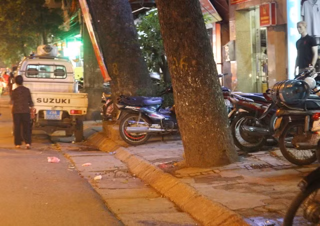 Đây là trước và cạnh trụ sở công an phường Minh Khai, quận Hai Bà Trưng.