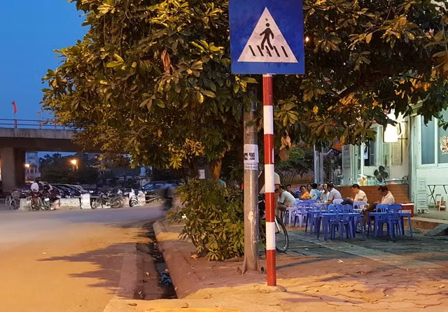 Trong một thời gian dài, phóng viên Báo Gia đình &amp; Xã hội đã khảo sát khắp các tuyến đường phố, thì thấy rằng việc dẹp bỏ những vi phạm này là gần như không thể. Mặc dù việc tuần tra bằng các phương tiện như ô tô, xe máy của cảnh sát khu vực là thường xuyên. Nhớ lại hình ảnh báo chí rầm rộ đưa tin vào những ngày đầu khi việc tuần tra thí điểm bằng xe đạp, chuyện xử phạt, xử lý vi phạm trật tự đô thị, vi phạm an toàn trật tự giao thông thấy… quá ấn tượng. Nhưng thực tế thì sao?