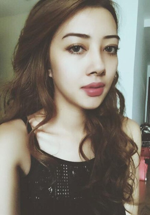 5. Giang Cadillac - 'bạn gái' tin đồn của Mạc Hồng Quân Sau khi một người bạn của Ly Kute 'vô tình' tiết lộ về việc Mạc Hồng Quân chối bỏ đứa con là kết quả của tình yêu 'đẹp như phim' của anh và Ly kute, người hâm mộ được một phen choáng váng và bối rối khi cả 2 'phe' thi nhau lên tiếng. Xuất hiện giữa tâm bão, hotgirl Giang Cadillac, sinh năm 1990, quê ở Hải Phòng, từng là sinh viên Đại học Phương Đông bị bắt gặp khi cô ân cần xách đồ cho tuyển thủ đẹp trai Mạc Hồng Quân. Cô vô tình trở thành 'người thứ ba' đáng ghét xen vào cặp đôi 'tiểu thuyết' Mạc Hồng Quân- Ly Kute. Giang Cadillac là hotgirl nổi tiếng ở Hải Phòng với vẻ đẹp nóng bỏng 'lai tây', đầy quyến rũ.